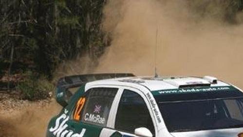 Colin McRae s vozem Škoda Fabia WRC na trati první etapy Australské rallye.