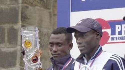 Nejrychlejší muži na stupni vítězů Pražského mezinárodního maratonu.