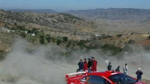 Marcus Grönholm s peugeotem na trati Mexické rallye.