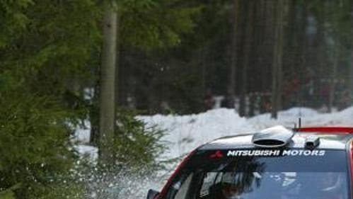 Francouz Gilles Panizzi s mitsubishi na trati čtvrtečního shakedownu Švédské rallye.