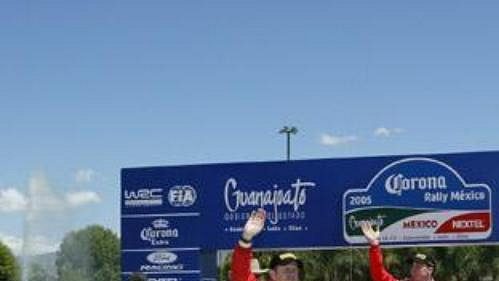 Markko Märtin s peugeotem na v cíli Mexické rallye.