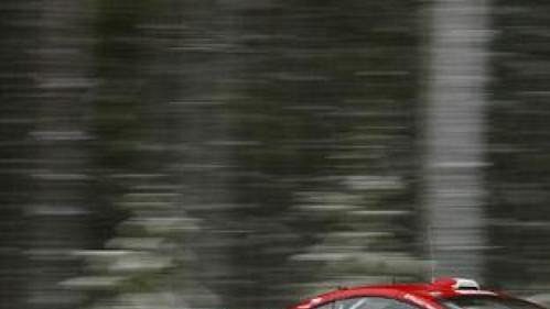 Švéd Daniel Carlsson na trati Švédské rallye 2005 s vozem Peugeot 307 WRC.