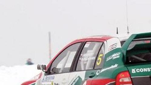 Jan Kopecký za volantem Fabie WRC na zasněžené trati rakouské Jänner rallye. Spolujezdcem je Filip Schovánek.