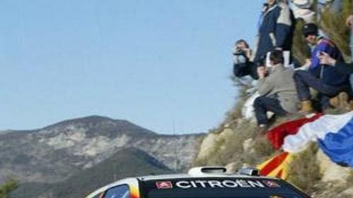 Francouz Sebastien Loeb s vozem Citroën Xsara WRC na trati Rallye Monte Carlo 2005.