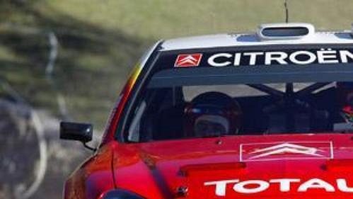 Úřadující šampión Francouz Sebastien Loeb jede vstříc svému dalšímu úspěchu ve druhé etapě Rallye Monte Carlo.