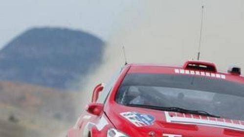 Marko Märtin s peugeotem na trati první etapy Mexické rallye.