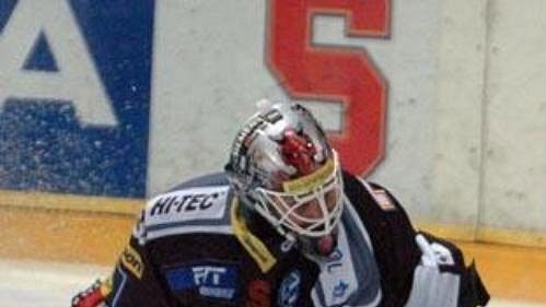 Brankář Sparty Petr Bříza kapituluje v dohrávce 36. kola extraligy se Vsetínem.