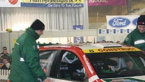 Jan Kopecký za volantem Fabie WRC na zasněžené trati rakouské Jänner rallye. Spolujezdcem je Filip Schovánek.