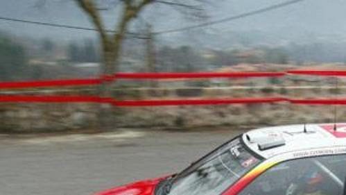 Francouz Sébastien Loeb jedoucí na voze Citroën Xsara WRC je po první etapě Rallye Monte Carlo v čele.