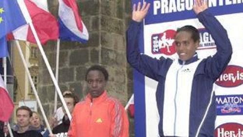 Nejrychlejší ženy na stupni vítězů Pražského mezinárodního maratonu.