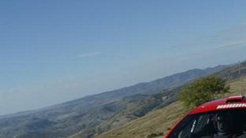 Marcus Grönholm s peugeotem na trati první etapy Mexické rallye.