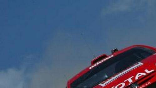 Markko Märtin s peugeotem na v cíli Mexické rallye.