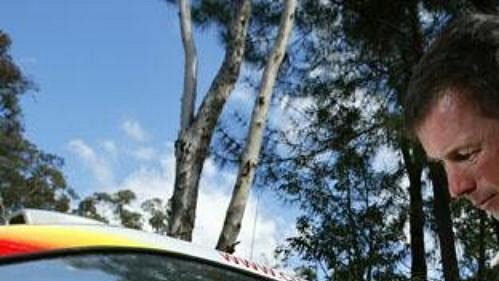 Pilot stáje Citroën Colin McRae pečuje o vůz při druhé etapě Australské rallye.