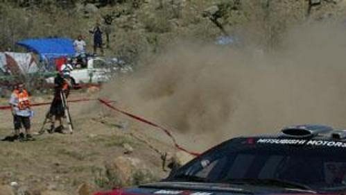 Harri Rovanperä s mitsubishi na trati Mexické rallye.