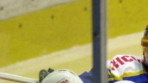 Radim Tesařík ze Zlína (vpravo) v souboji s Mojmírem Musilem z Liberce v hokejovém extraligovém utkání hraném 19. září v Liberci.