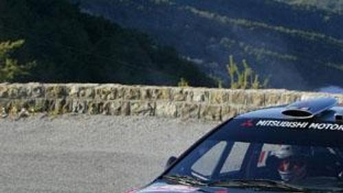 Francouz Gilles Panizzi s vozem Mitsubishi Lancer WR05 na trati první etapy Rallye Monte Carlo.
