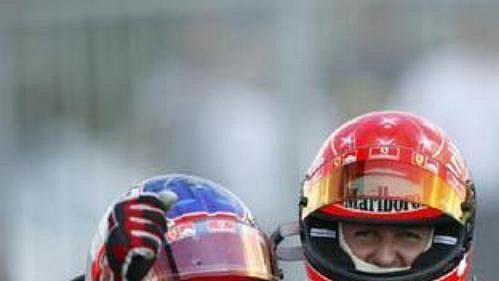 Dvojice jezdců Ferrari - zvleva Rubens Barrichello a Michael Schumacher.
