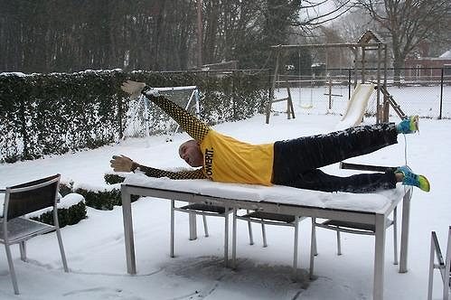Fanoušci napodobují zákroky brankáře Thibauta Courtoise.