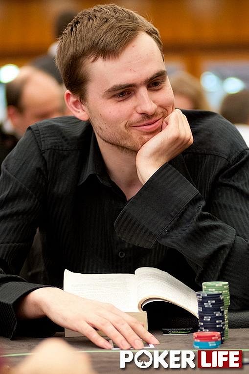 Martin se směje, jako kdyby měl royal flush.