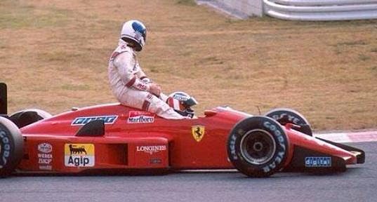 Derek Warwick (vlevo) se v roce 1988 v Japonsku na kapotě vozu svezl.