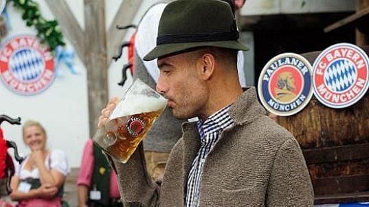 Josep Guardiola během pivních slavností Oktoberfest.