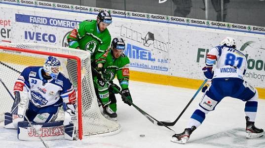 Zleva brankář Brna Lukáš Klimeš, Jakub Kotala z Mladé Boleslavi, Radim Zohorna z Mladé Boleslavi, Tomáš Vincour z Brna