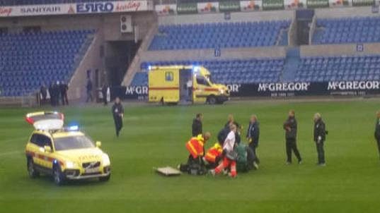Lékaři se snaží zachránit obránce Lokerenu Grégoryho Mertense, který zkolaboval při zápase rezerv na hřišti v Genku.
