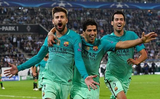 Barcelonský obránce Gerard Piqué (vlevo) slaví se spoluhráči gól proti Mönchengladbachu.