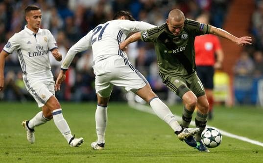 Útočník Realu Madrid Álvaro Morata se snaží vypíchnout míč obránci Legie Varšava Adamu Hlouškovi (vpravo).