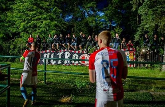 Fotbalisté Slavie Praha při netradiční děkovačce po utkání v Příbrami.
