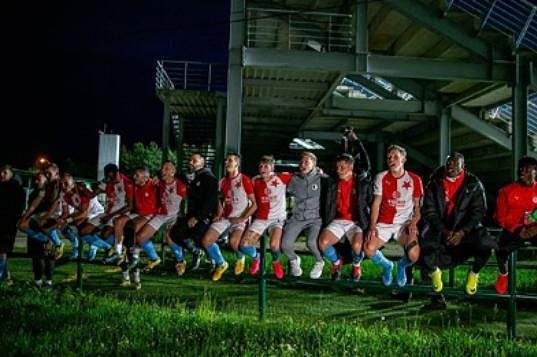 Fotbalisté Slavie Praha při netradiční děkovačce po utkání v Příbrami.