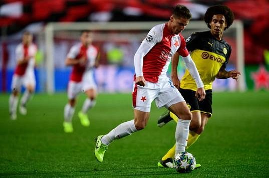Lukáš Masopust ze Slavie a Axel Witsel z Dortmundu v akci během utkání Ligy mistrů.
