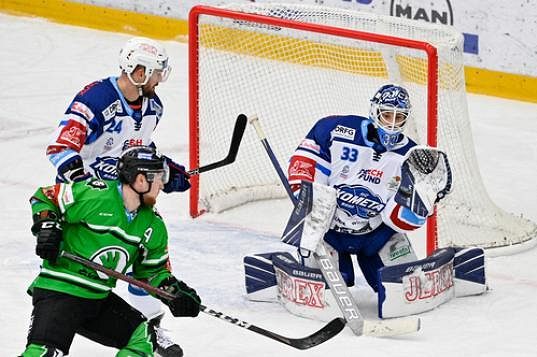 Zleva Adam Zbořil z Mladé Boleslavi, Michal Gulaši z Brna, brankář Brna Lukáš Klimeš