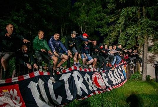 Fanoušci Slavie Praha při netradiční děkovačce po utkání v Příbrami.