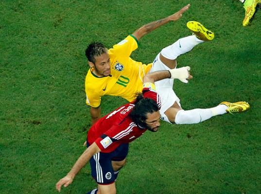 Neymar se v utkání s Kolumbií dostával do nezáviděníhodných situací opakovaně, tohle je jeho souboj s Mariem Yepesem.