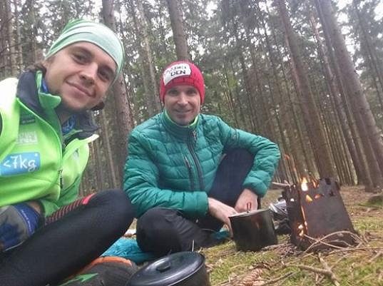 Chvilka pauzy, oběd v lese.