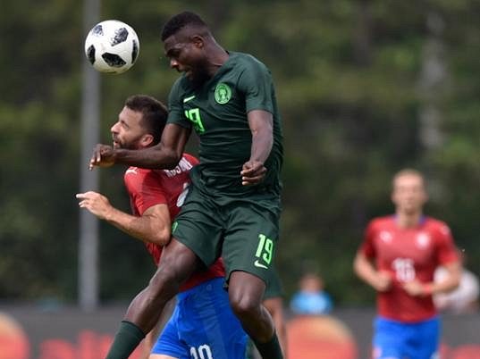 Český fotbalový reprezentant Josef Hušbauer v souboji s Nigerijcem Johnem Oguem.