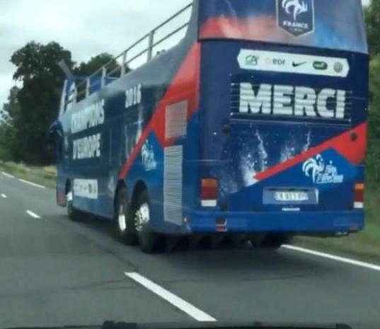 Autobus připravený pro použití po očekáváném francouzském triumfu ve finále ME.