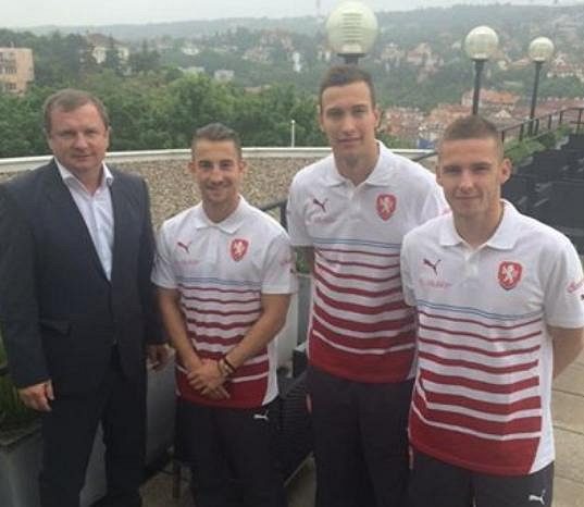 Reprezentační kouč Pavel Vrba vyslyšel přání trojice nováčků Váchy, Štěcha a Kadeřábka a nechal se s nimi na jejich prvním srazu zvěčnit.