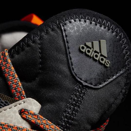 Pánské běžecké trailové boty Adidas Response TR Boost a pohled na jazyk.