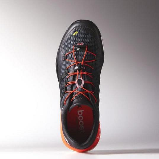 Adidas Terrex Boost - netradiční šněrování s možností individuálních úprav.