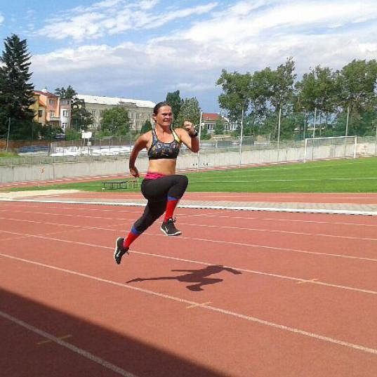 Létající Vanda Kadeřábková-Březinová v nové sportovní podprsence od Reeboku.