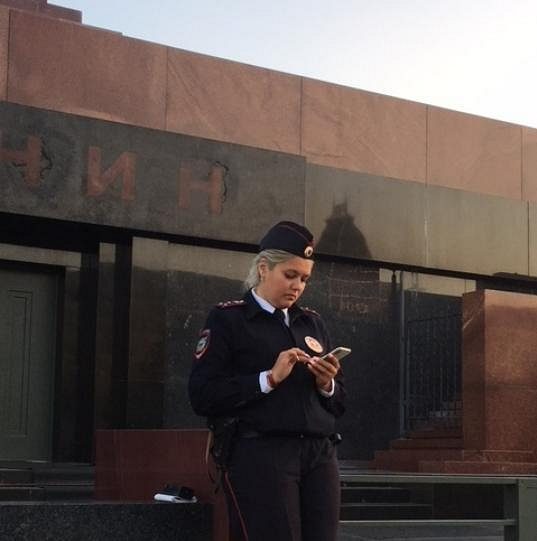 Policistka střežící vchod do Leninova mauzolea.