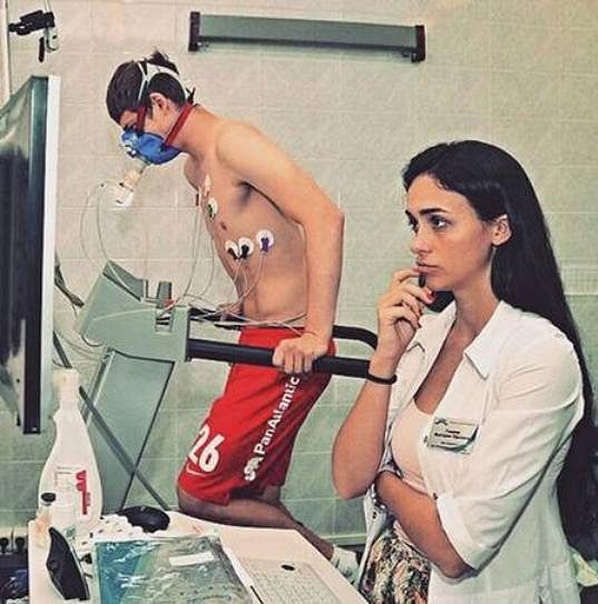 Ruská doktorka Viktoria Gamejevová sleduje výsledky fyzických testů jednoho z fotbalistů Spartaku Moskva.