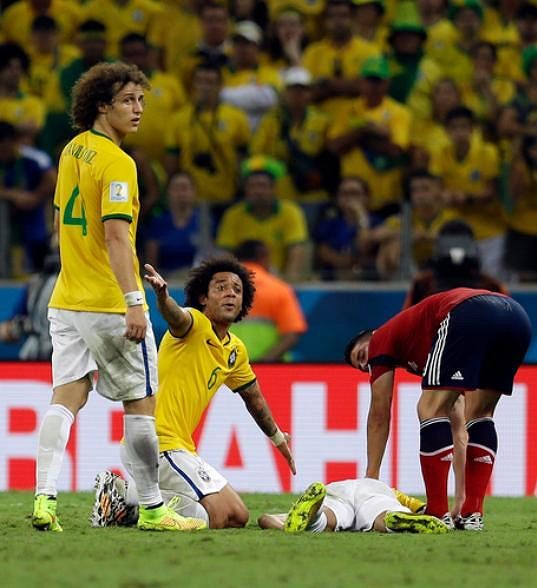 Brazilec Marcelo volá sudího a pomoc ke zraněnému Neymarovi. Vlevo David Luiz.