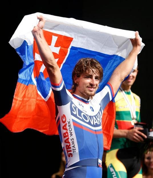 Slovenský cyklista Peter Sagan slaví s vlajkou titul mistra světa v silničním závodu.