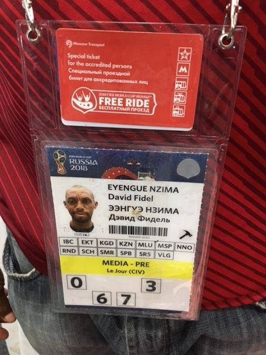 Ve sparťanském dresu se jmenovkou Mandjeck se na šampionátu v Rusku pohybuje kamerunský novinář.