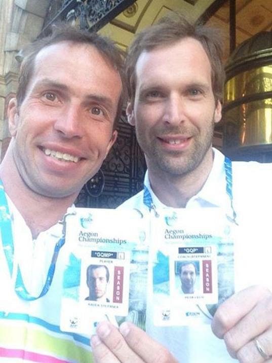 Petr Čech s akreditací stvrzující jeho roli trenéra Radka Štěpánka na turnaji v Queensu.