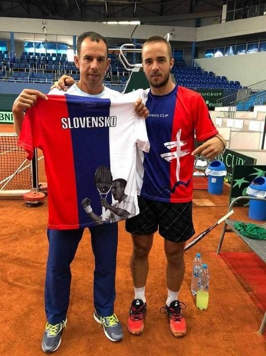 Dominik Hrbatý (vlevo) a Andrej Martin s daviscupovým dresem.