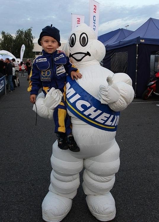 Zanedlouho tříletý Karel Pech, syn Václava Pecha, je pravidelným návštěvníkem automobilových soutěží.